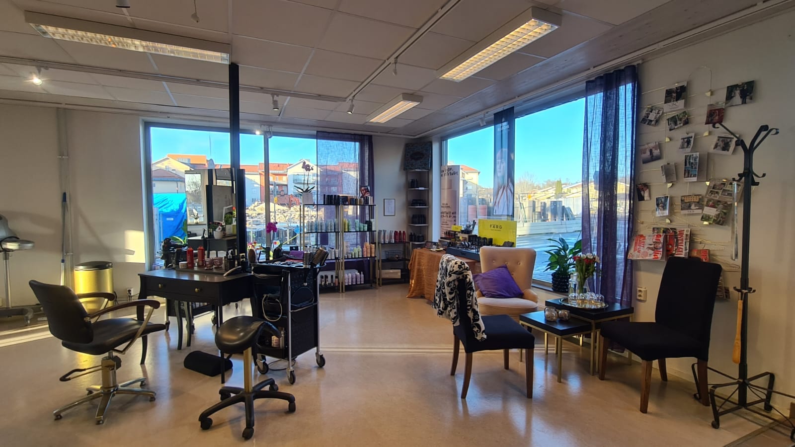 Interiör med frisörstolar och produktdisplay på Klipphörnans Beauty Center